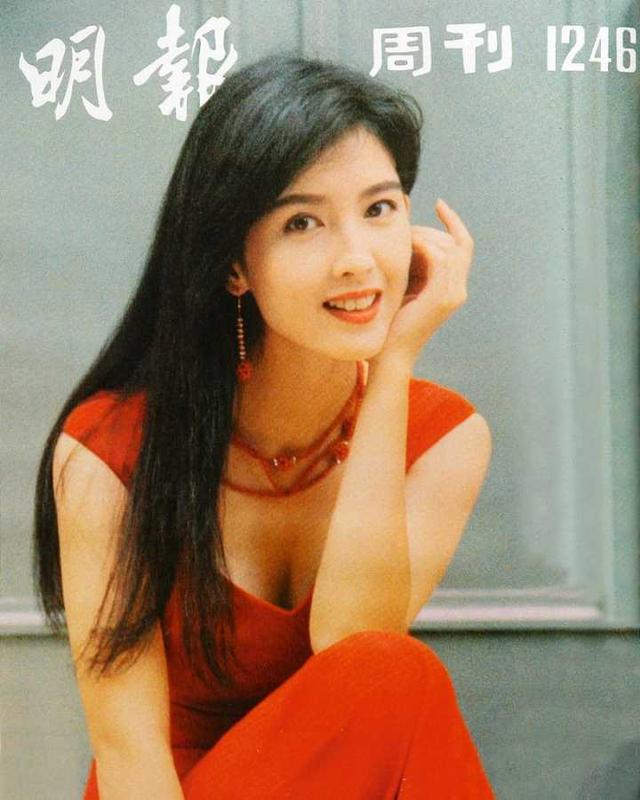 周慧敏年近50唱《最爱》，明眸皓齿，青春不老