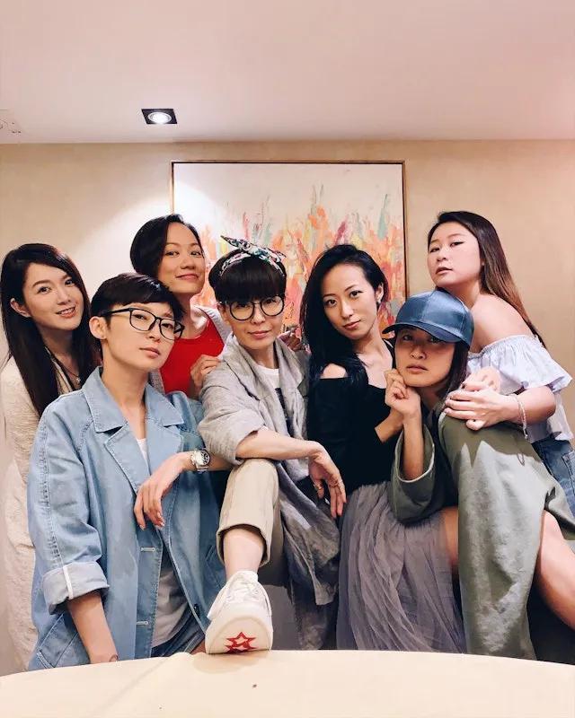 36岁TVB童星相约圈中好友聚会自言没老，离巢嫁外籍男友淡出幕前