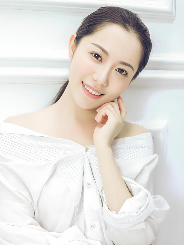 一夜成名的谋女郎”李曼，为何17年后仍被贴上“不温不火”标签？