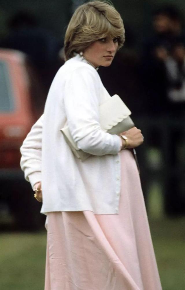 1985年,戴安娜穿着白色的长裙翩翩起舞,查尔斯却嫌弃她过于张扬