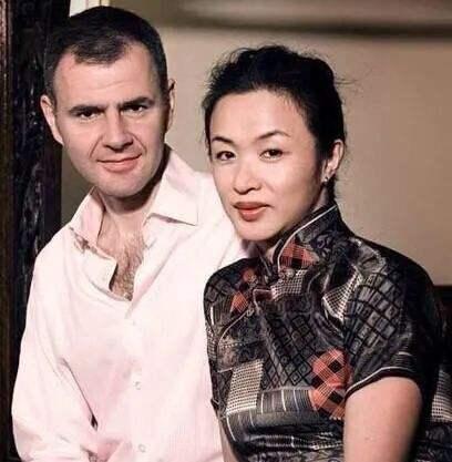 54岁金星与老公秀恩爱，靠汉斯肩膀好甜，网友：像个慈祥的老太太