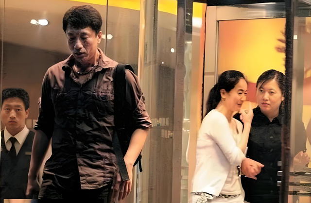 陈道明大左小青22岁，是亦师亦友？还是男欢女爱？真相竟是