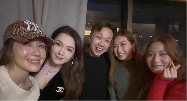 群星现身千亿富豪饭局,朱晨丽稳坐C位,曾被好姐妹爆料好事将近