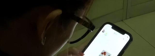 44岁阿姨与22岁小伙网恋,见面当天发生关系,3日后报案:他装富