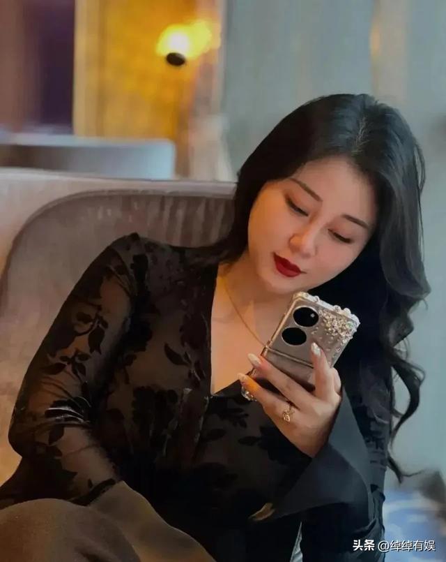 风韵犹存的熟妇!这样的大姐姐,谁不喜欢呢?