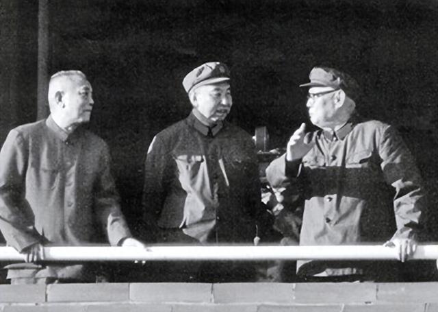 开国少将宣传华国锋,被认为存在政治问题,叶剑英:同意王震意见