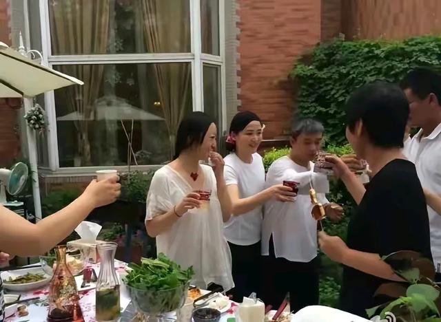 她被前夫一巴掌扇到离婚！二婚嫁世界冠军，如今54岁生活幸福
