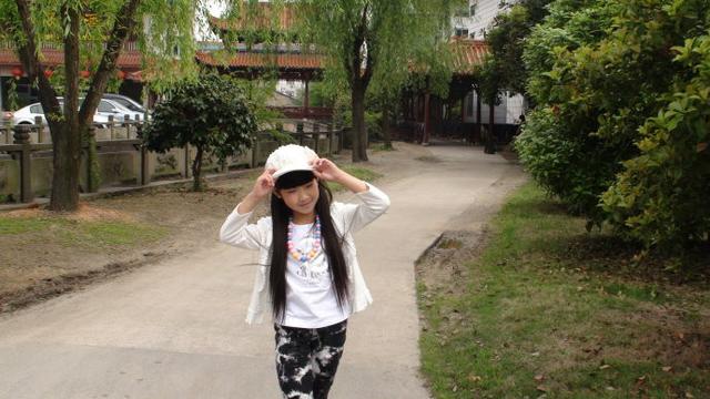 她偶然出道成童星，拍摄艰辛和蚊子蟑螂一起入睡