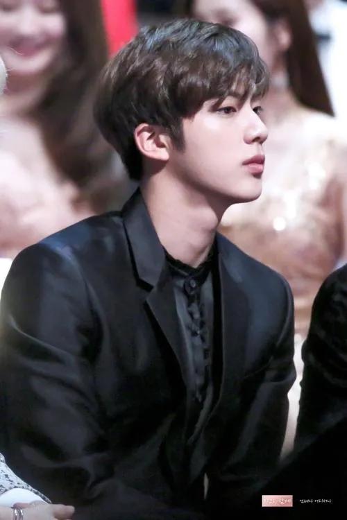 诚邀各位来欣赏“世首雕”金硕珍的美貌