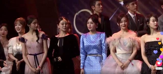 芭莎慈善夜明星大合照再现尴尬瞬间！无人敢站C位，主持人快急哭