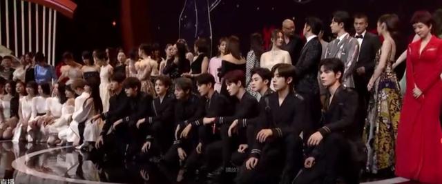 芭莎慈善夜明星大合照再现尴尬瞬间！无人敢站C位，主持人快急哭