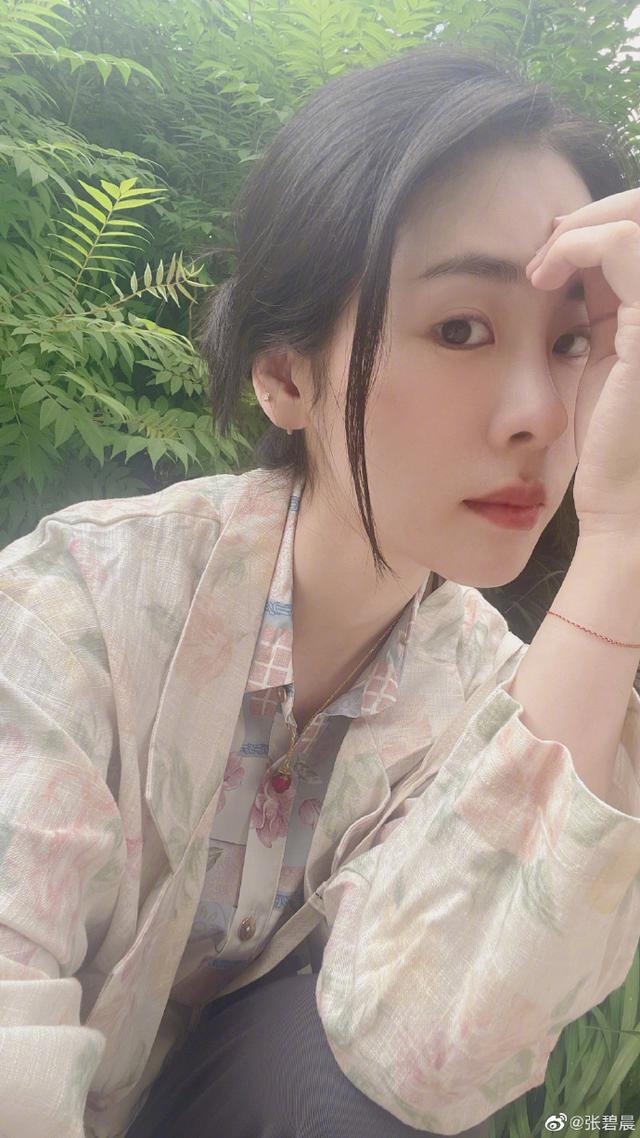 张碧晨否认左耳失聪跟怀孕有关，坦言自己挺好的，间接祝福华晨宇