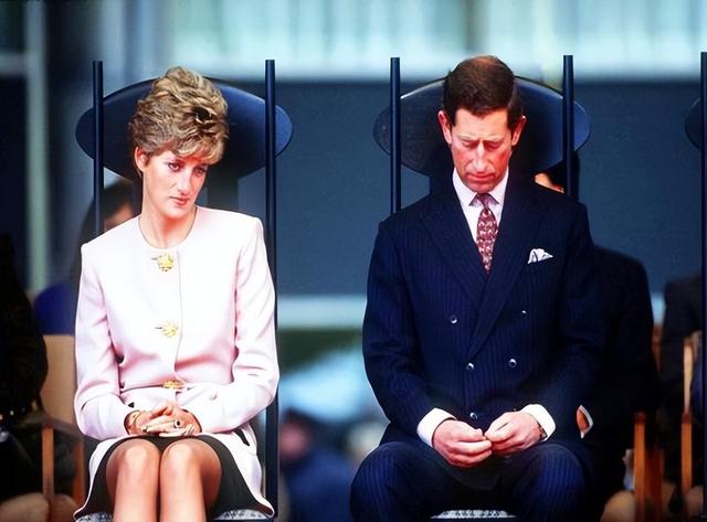 1985年,戴安娜穿着白色的长裙翩翩起舞,查尔斯却嫌弃她过于张扬