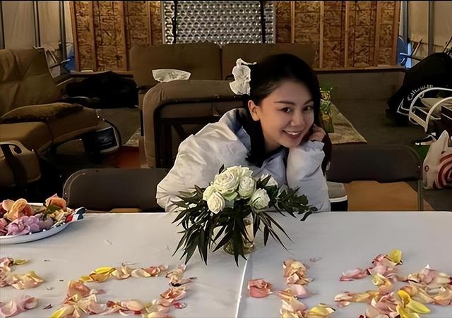 “知名主持”携父母定居美国，“模样美丽”，已嫁富豪生二胎