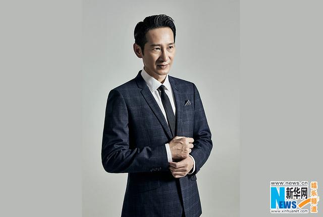王劲松最新写真沉稳睿智 彰显文艺暖叔魅力