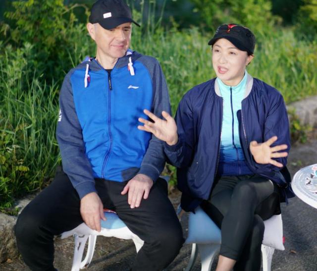 54岁金星与老公秀恩爱，靠汉斯肩膀好甜，网友：像个慈祥的老太太