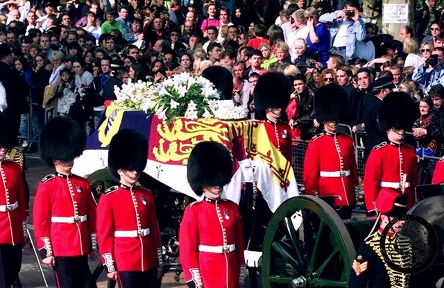 1985年,戴安娜穿着白色的长裙翩翩起舞,查尔斯却嫌弃她过于张扬