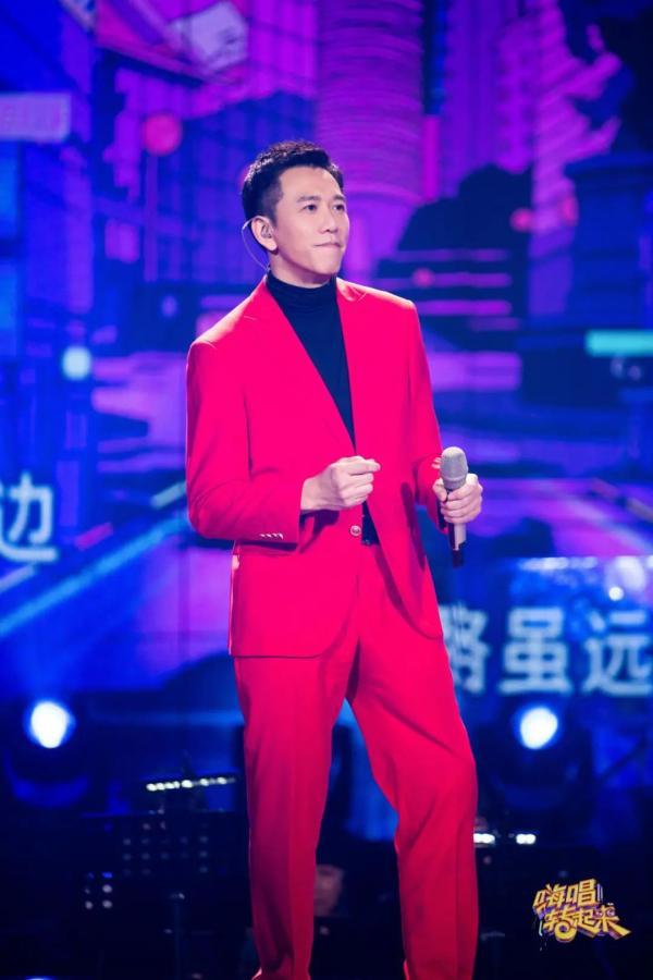 《嗨唱转起来2》送你一朵小红花，何炅压轴亮相唱哭全场
