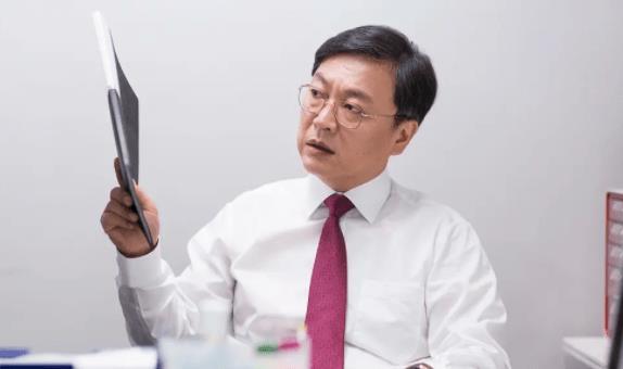 《办公室》：韩国电影揭秘职场真相，让人沉思不已。