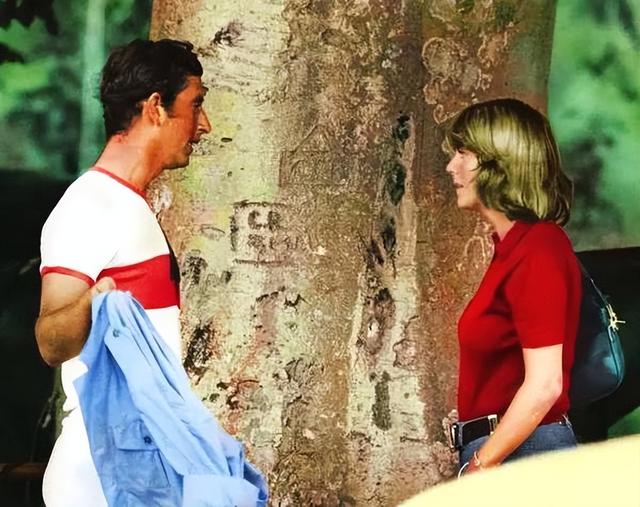 1985年,戴安娜穿着白色的长裙翩翩起舞,查尔斯却嫌弃她过于张扬