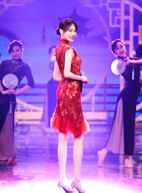 穿红裙的唐嫣太惊艳了，转身回眸的那一瞬间，是心动的感觉