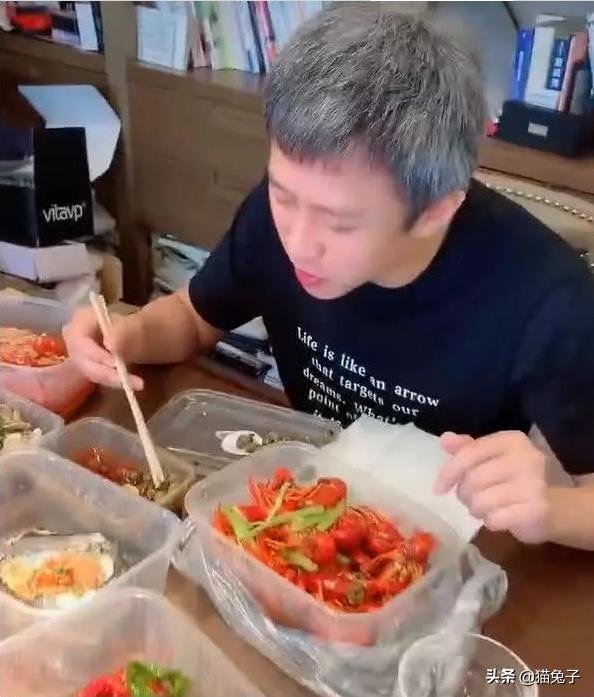 陈赫发微博吐槽邓超赖在他家不走，网友：有这伙食我们也不走