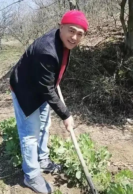 黑子：演过《打狗棍》的那图鲁，成名后不炒作没绯闻，娶芙蓉为妻