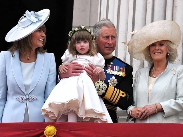 1985年,戴安娜穿着白色的长裙翩翩起舞,查尔斯却嫌弃她过于张扬