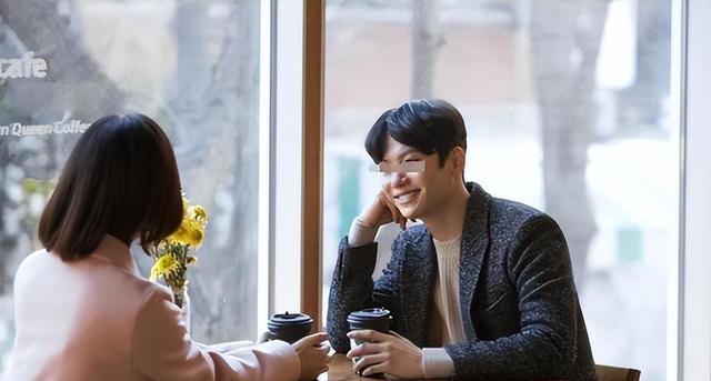 44岁阿姨与22岁小伙网恋,见面当天发生关系,3日后报案:他装富