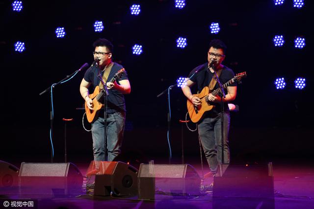靠脸算什么实力才是王道！音乐鬼才陈奂仁现场秀一人乐队独特魅力