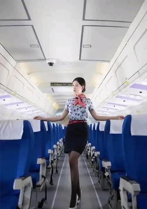 为啥飞机上空姐都要穿黑丝呢？