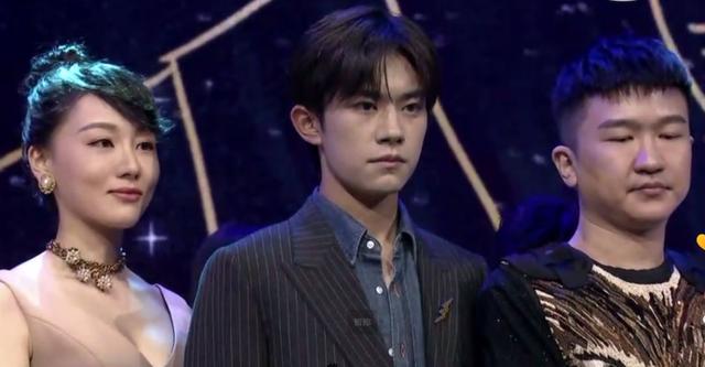 芭莎慈善夜明星大合照再现尴尬瞬间！无人敢站C位，主持人快急哭