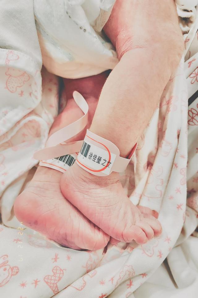 徐佳莹二宝露脸了！　一家四口合照曝光：真的是给足了自己