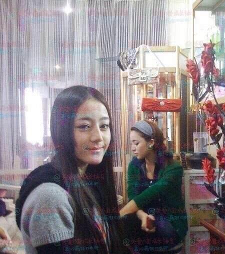 热巴与娜扎同框拍摄婚纱照，本以为相互之间不认识，关系却不一般