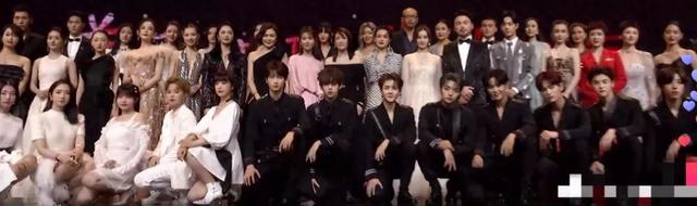 芭莎慈善夜明星大合照再现尴尬瞬间！无人敢站C位，主持人快急哭