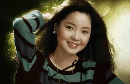 一代“甜歌皇后”邓丽君的怀旧经典《甜蜜蜜》，经久传唱不息
