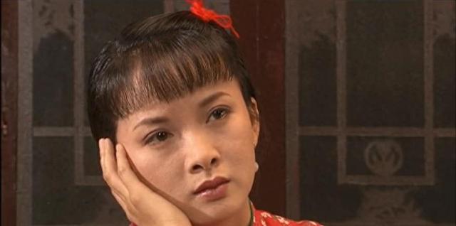 50岁演员谢兰被曝定居美国，低调回国近照变化大，脸泛油光不对称