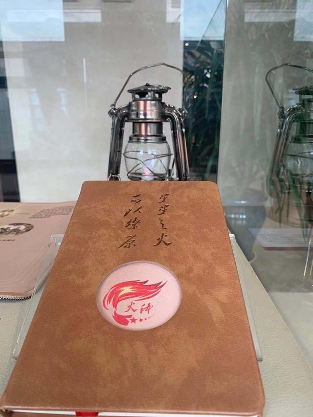 为何共和国是红色的？因为鲜血染红了它