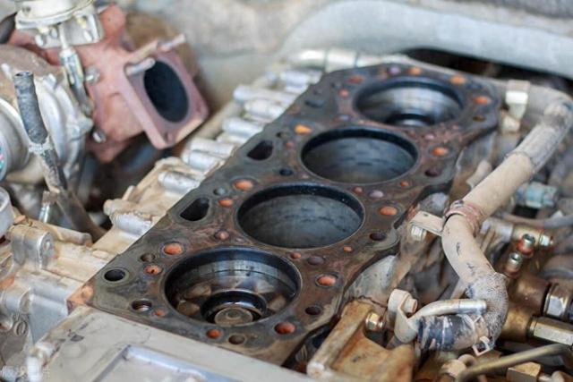 “拉缸、爆缸、顶缸”分别都是啥意思？修车师傅一次给你讲明白