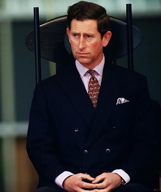 1985年,戴安娜穿着白色的长裙翩翩起舞,查尔斯却嫌弃她过于张扬