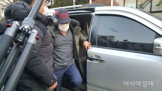 背着手连鞠两躬，“素媛案”原型罪犯今出狱！曾称要见受害者，居民聚众抗议