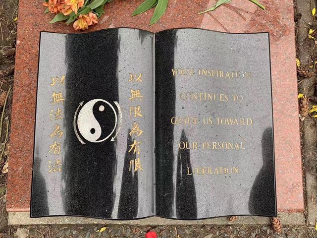 美国李小龙墓地：儿子陪伴在他旁边，墓碑前刻着12个字，令人深思