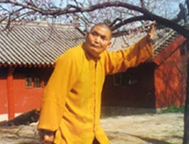 12岁出家为僧，63岁担任少林寺住持，武功盖世被称：少林拳王