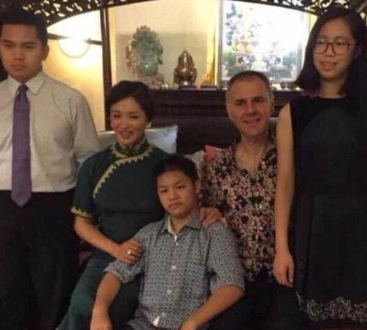 54岁金星与老公秀恩爱，靠汉斯肩膀好甜，网友：像个慈祥的老太太