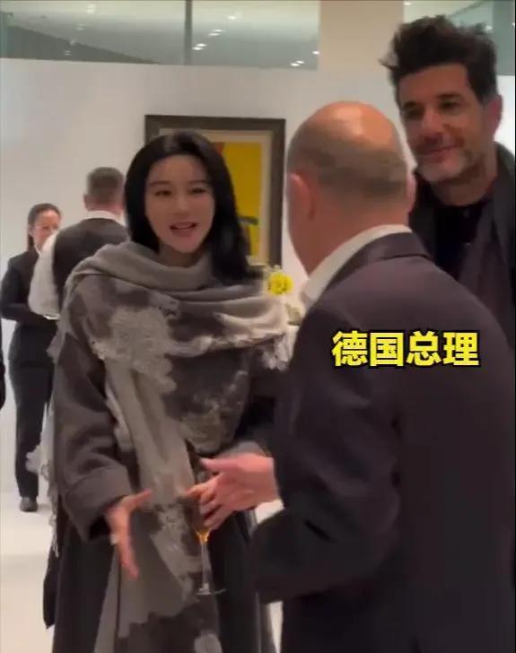 44 岁范冰冰素颜撸猫，红秋裤配卫衣在自家豪宅放飞自我