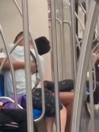 炸裂！上海8号线地铁两男子竟互相缠抱，拉丝舌吻