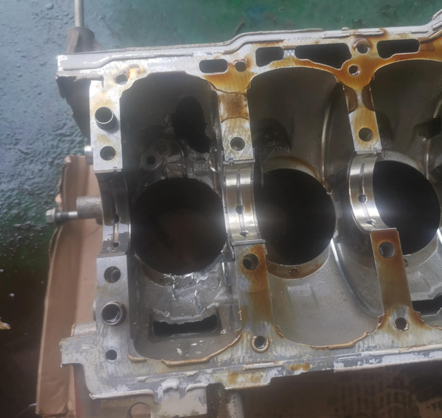 “拉缸、爆缸、顶缸”分别都是啥意思？修车师傅一次给你讲明白