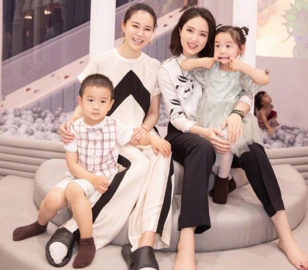 佟大为妻子关悦晒和董璇同框照，两人很美了，可还是被女儿抢了镜