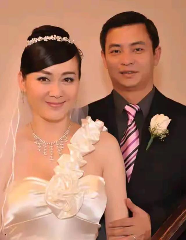 她被前夫一巴掌扇到离婚！二婚嫁世界冠军，如今54岁生活幸福
