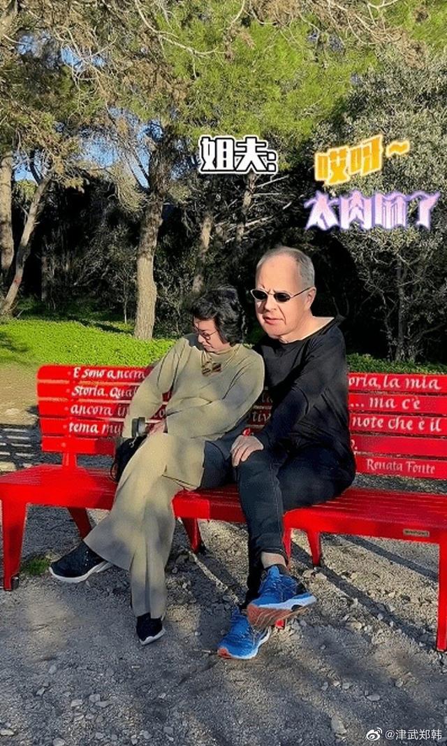 54岁金星与老公秀恩爱，靠汉斯肩膀好甜，网友：像个慈祥的老太太